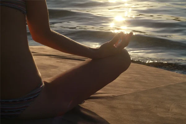 Hand of woman meditating in a yoga pose on beach — Stock Photo, Image
