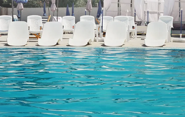 Piscina de lujo con sillones modernos — Foto de Stock