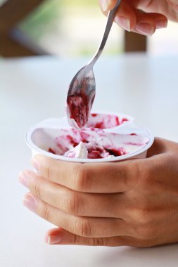 Yoğurt meyve yaban mersini reçeli ile holding eller üzerinde kapatın. Sağlıklı Kahvaltı, diyet gıda