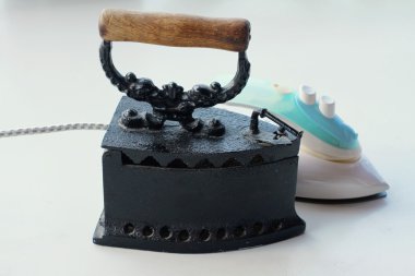 Eski paslı demir ve modern yeni elektrik demir