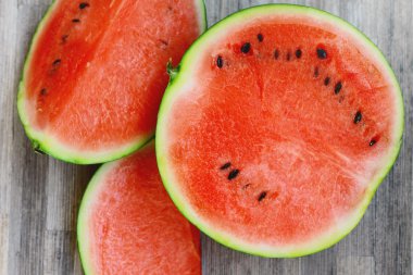 Ahşap zemin üzerinde karpuz