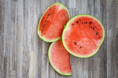 Ahşap zemin üzerinde karpuz