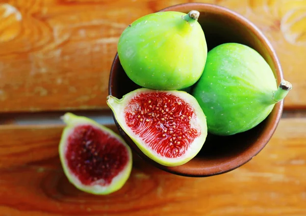 Figsin verde fresco uma tigela na mesa de madeira rústica — Fotografia de Stock