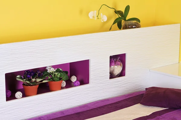 Huis decoraton, levende kamer ontwerp, wit en violet kleuren — Stockfoto