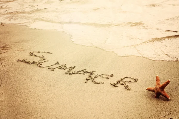 Word summer written in sand on the beach and starfish. Summer holiday, vacation wallpaper, postcard background concept. Vintage image — ストック写真