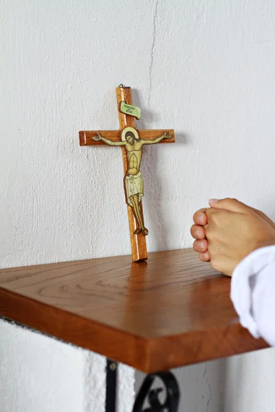 Mujer orando delante de la cruz cristiana, fe, concepto religioso —  Fotos de Stock
