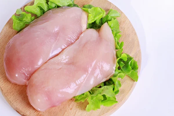 Syrové kuřecí prsní řízky zdobené salátem na dřevěné prkénko. Dietní jídlo, zdravý životní styl Royalty Free Stock Fotografie