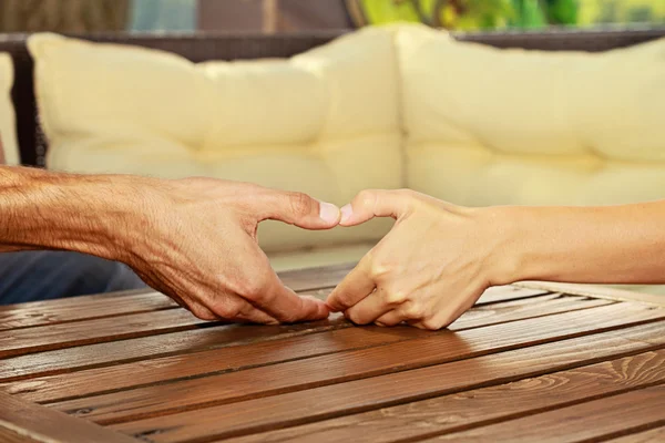 Pareja enamorada haciendo forma de corazón con las manos. Amor, relación, felicidad, concepto de San Valentín — Foto de Stock