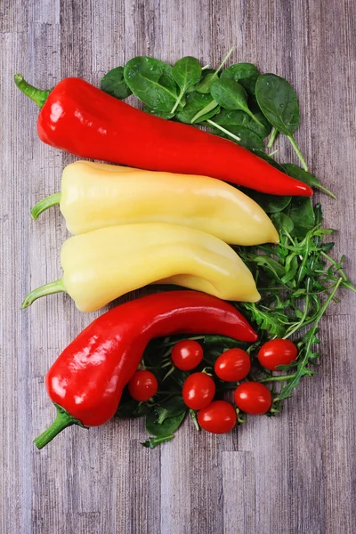 Fresh autumn vegetables on wooden table. Red pepper, tomato, spinach. Food background, wallpaper — 图库照片
