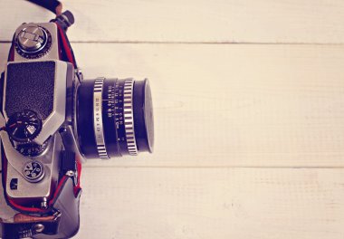 Antika ahşap zemin üzerine eski retro manuel kamera. Güzel Sanatlar Fotoğraf.