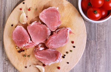 Taze çiğ domuz fileto madalyonlar ahşap kesme tahtası üzerinde