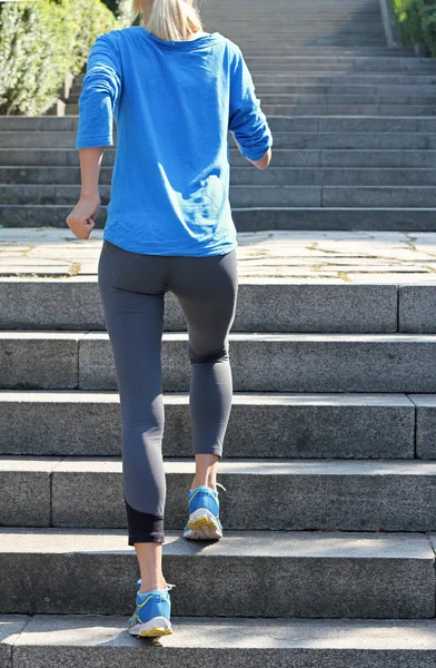 Athlète féminine courant dans les escaliers. Courir, faire du jogging, faire du sport, faire du fitness — Photo