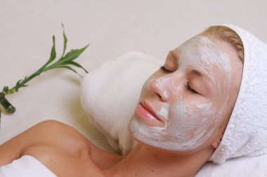 Kil maskesi spa güzellik salonunda alan genç güzel kız. Cilt Bakımı, güzellik uygulamaları.