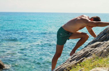 Deniz suyuna karşı Dağı buzlu adam. Doğa sporları açık havada. Etkin yaz tatili