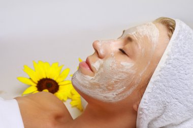 Kil maskesi spa güzellik salonunda alan genç güzel kız. Cilt Bakımı, güzellik uygulamaları. Sonbahar Cilt Bakımı