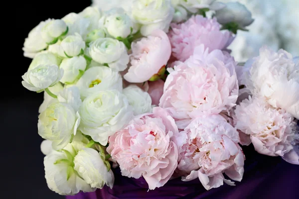 White ranunculus and  peony bouquet. Selective focus image , gently colors — ストック写真