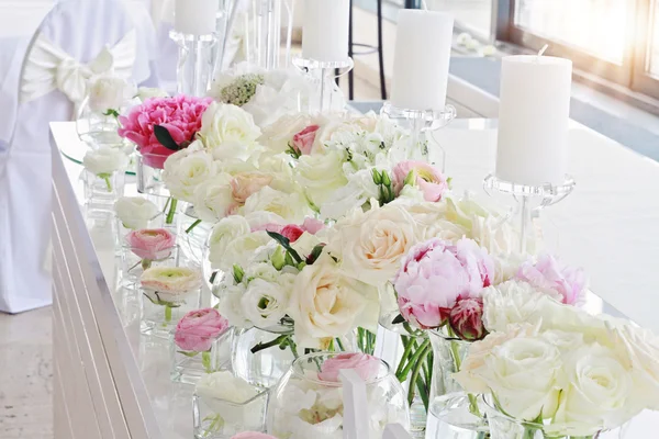 Arranjo de flores de casamento. Mesa de casamento ranunlucus decorarion — Fotografia de Stock