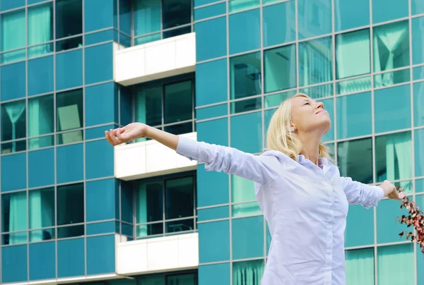 Giovane donna d'affari professionale, attraente, bionda che alza le mani celebrando il successo. Vincitore, successo, concetto di libertà — Foto Stock