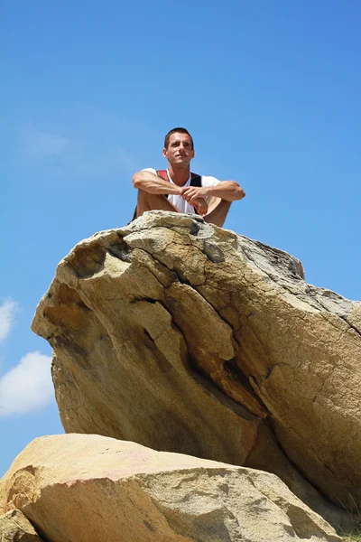 Young man sitting and Having a Rest on top of a mountai n — Φωτογραφία Αρχείου