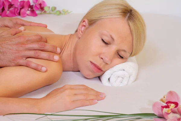 Junge Frau bei einer Massage. Entspannung, Körperpflege, Wellness-Konzept — Stockfoto