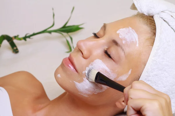 Young beautiful girl receiving facial mask in spa beauty salon.  Skin care, Beauty treatments. — Stok fotoğraf