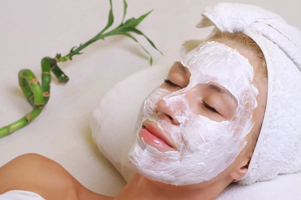 Young beautiful girl receiving  facial mask in spa beauty salon.  Skin care, Beauty treatments. — Stok fotoğraf