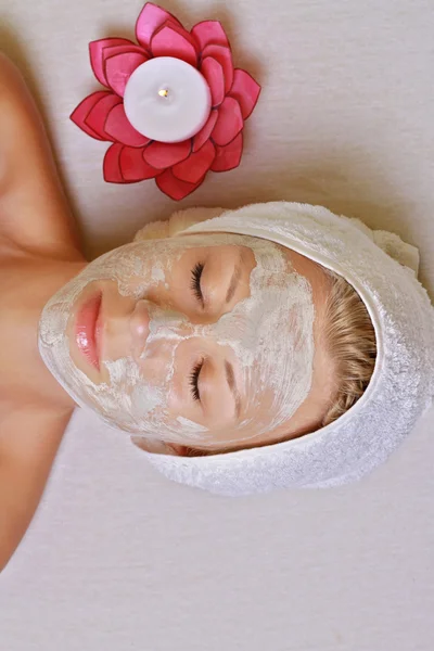 Giovane bella ragazza riceve argilla maschera facciale nel salone di bellezza spa. Cura della pelle, Trattamenti di bellezza . — Foto Stock