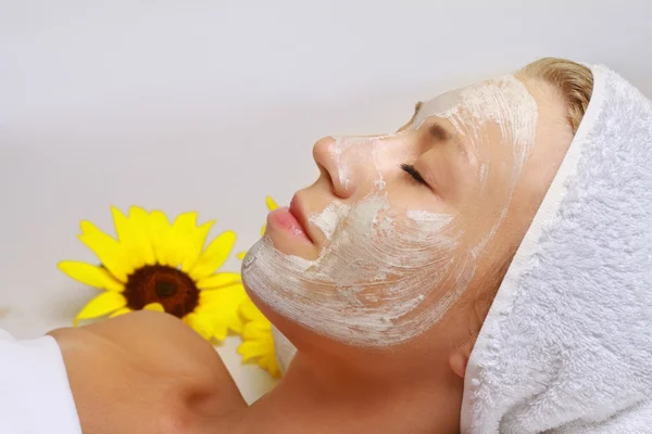 Joven hermosa chica recibiendo máscara facial de arcilla en el salón de belleza del spa. Cuidado de la piel, tratamientos de belleza. Cuidado de la piel de otoño —  Fotos de Stock