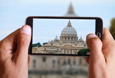 Erkek el alarak fotoğraf st peter Bazilikası Vatikan ve cep, cep telefonu ile Roma Köprüsü'nden Tiber Nehri. Europe travell, İtalyan tatil.