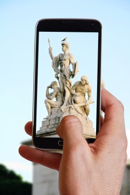 İtalyan Hükümeti Roma'da cep, cep telefonu ile bina heykeli erkek el alarak fotoğraf. Europe travell, İtalyan tatil.