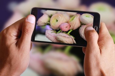 Cep, cep telefonu ile pembe tipik erkek el alarak fotoğraf.