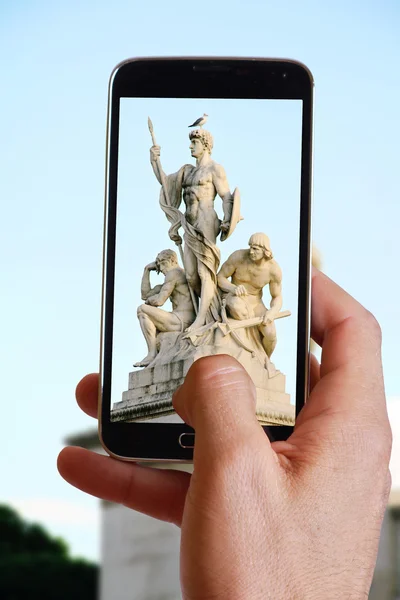 Masculin a fotografiat statuia în clădirea guvernului italian din Roma cu celulă, telefon mobil. Europa călătorește, vacanță italiană . — Fotografie, imagine de stoc