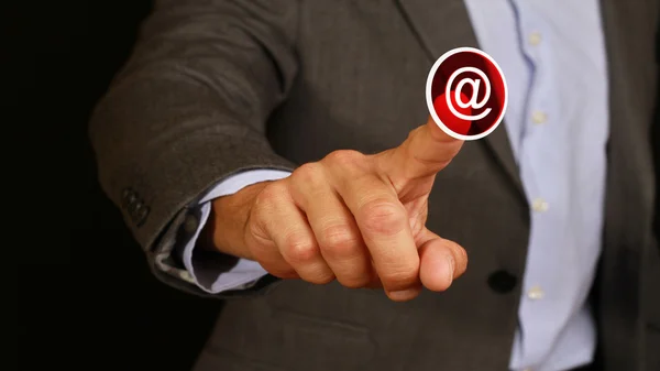 Männliche Geschäftsmann berühren mit dem Finger E-Mail-Taste senden auf dem gläsernen Monitor, Touchscreen. Internet, Technologie, Web-Geschäftskonzept. — Stockfoto