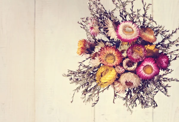 Kleurrijke boeket van herfst bloemen op houten rustieke achtergrond. Mooie seizoen bloemen behang. Vintage afbeelding — Stockfoto