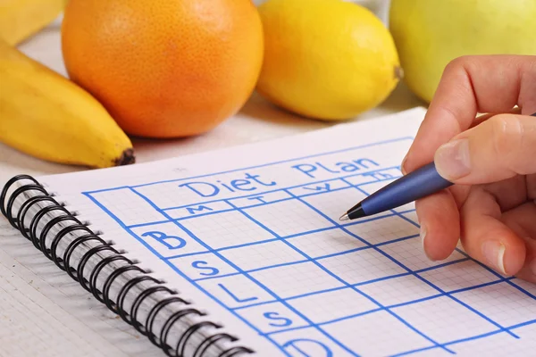 Close up on female hand writing diet plan. Nutritionist Doctor writing diet plan. Fit woman, Diet food, detox ptogram,writing weight loss, healthy life style concept — Stock Photo, Image