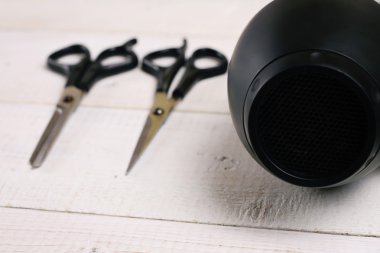 Makas ve fön beyaz rustik wpooden arka plan üzerinde. Saç