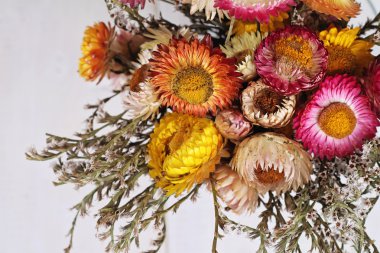 Renkli buket sonbahar ahşap rustik arka plan üzerinde. Güzel sezon çiçek duvar kağıdı