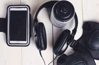 Kulaklık, cep telefonu, silindir diz dirsek bilek koruyucu yastıkları pateni. Fitness, spor kavram arka plan