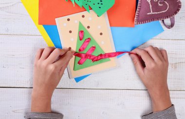 Noel ağacı renkli kağıt yapma çocuğun elleri kapatın. Sanat, sanat projeleri, el yapımı yılbaşı süslemeleri çocuklar