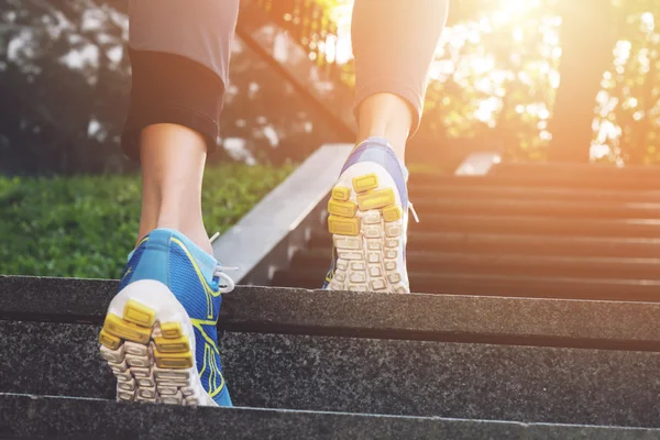 Athlete runner feet running in nature, closeup on shoe. Female athlete running on stairs. Woman fitness, running, jogging, sport, fitness, active lifestyle concept — Stock Photo, Image