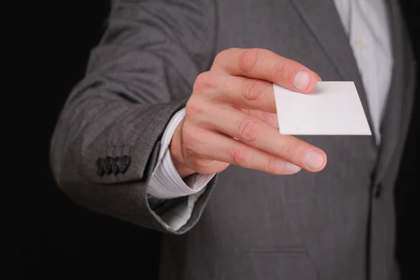 Empresario dando una tarjeta de visita. Reunión de negocios, negociaciones, concepto de asociación —  Fotos de Stock