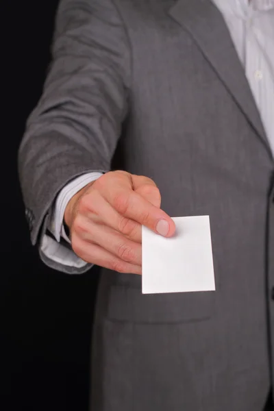 Empresario dando una tarjeta de visita. Reunión de negocios, negociaciones, concepto de asociación —  Fotos de Stock