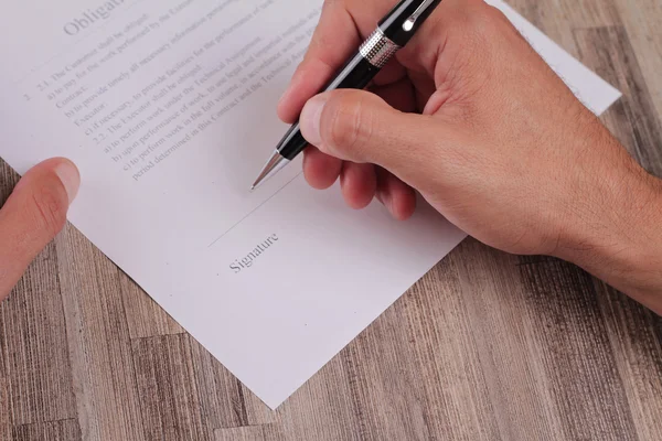 Close-up de homem de negócios assinando um contrato. Contrato de crédito assinado pelo cliente. Mão masculina a assinar papéis. Advogado, corretor de imóveis . — Fotografia de Stock