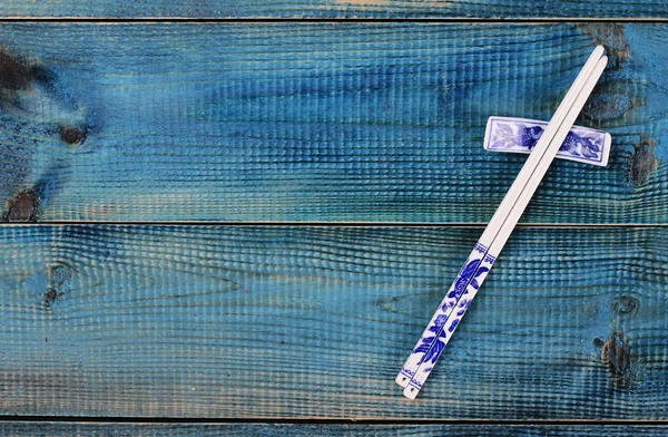 Chop japonés se pega en la mesa de madera azul rústico. Asia alimentos background.chinese palos —  Fotos de Stock