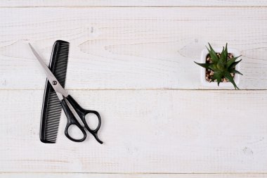 Makas ve tarak beyaz rustik ahşap zemin üzerinde. Kuaför Salonu konsept. Saç aksesuarları