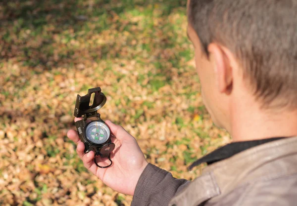 Mann mit Kompass in der Natur oder im Herbstwald — Stockfoto