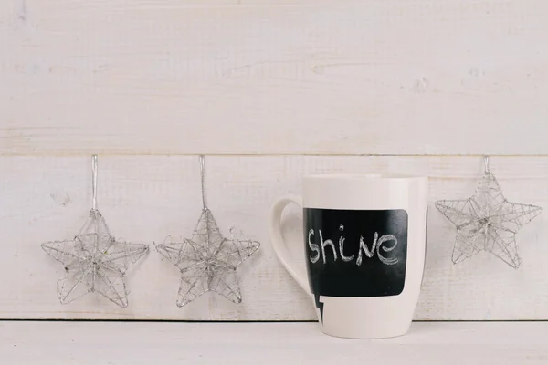 Cita de motivación Brillo ingenioso en la taza. Amor, vida, citas de inspiración. Taza de café pizarra —  Fotos de Stock