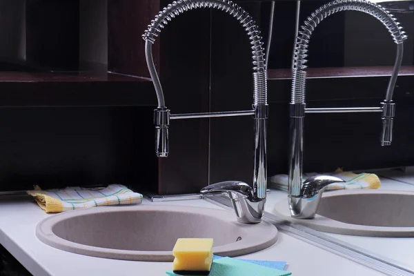 Nahaufnahme von modernen Küchenarmatur und Spüle. industrielle Küche. Hausreinigung und Hygienekonzept — Stockfoto