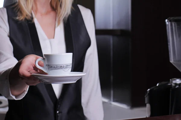 Primer plano de camarera sirviendo taza de café expreso. Concepto de servicio y restaurante — Foto de Stock