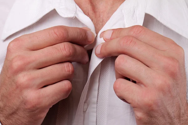 Close up de empresário abotoando camisa branca. Lavandaria branca perfeita — Fotografia de Stock